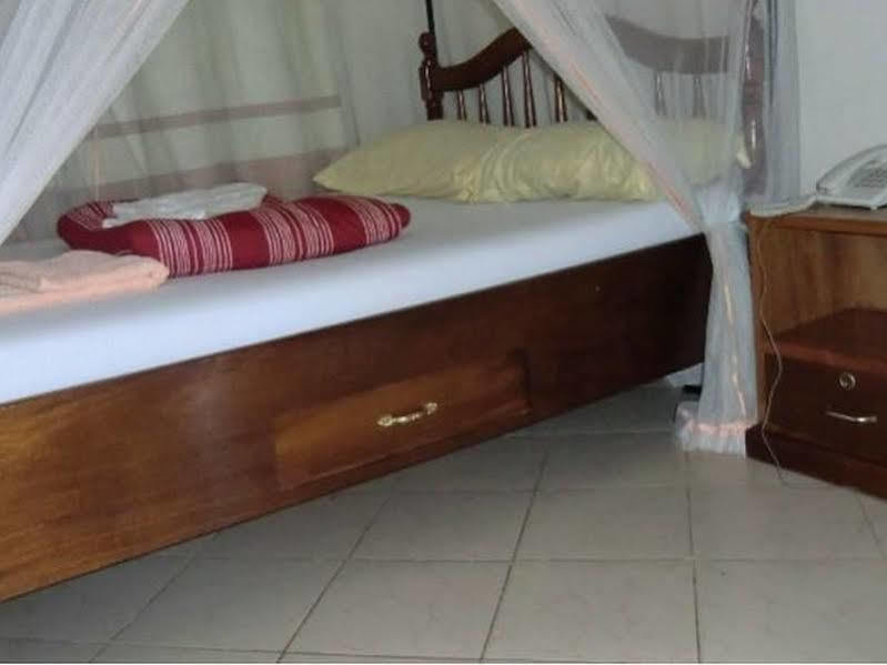 Keba Inn Lyamutundwe 外观 照片